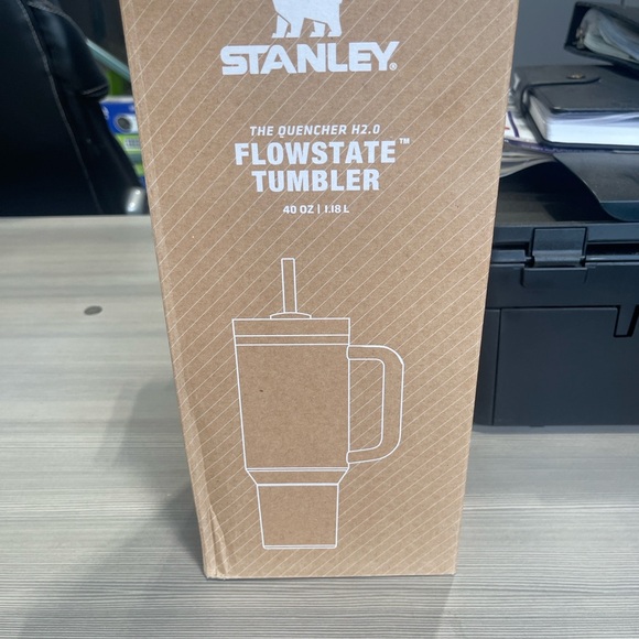 "Brand New Stanley The Quencher H2.0 FlowState™ Tumbler 40 oz / 1.18 L - Picture 5 of 7